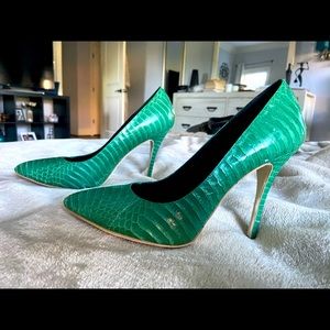 Beautiful, handcrafted green snakeskin pumps. Size 9.